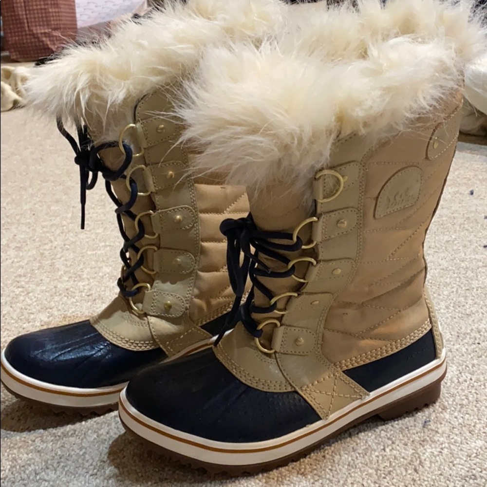 Sorel snow boots, size 6 women never worn
